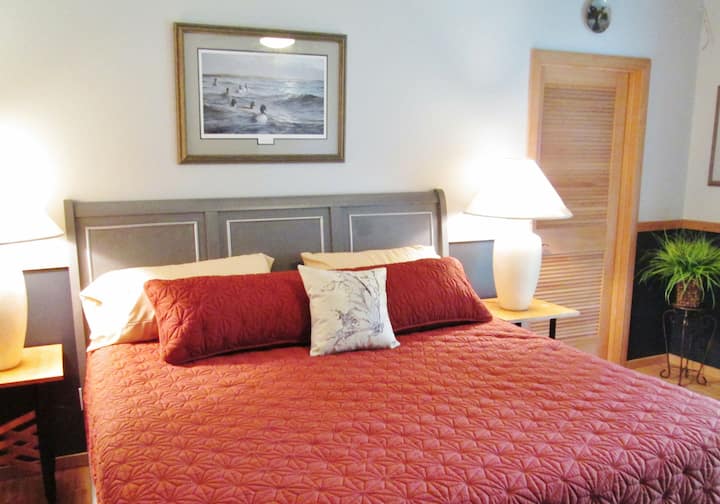 The Waterfowl Room takes it's theme and colors from the striking duck prints and decoys on the walls.    Exterior access is through a sliding glass door. 

King size bed.
Adajcent dedicated bath room.
Walk in closet.