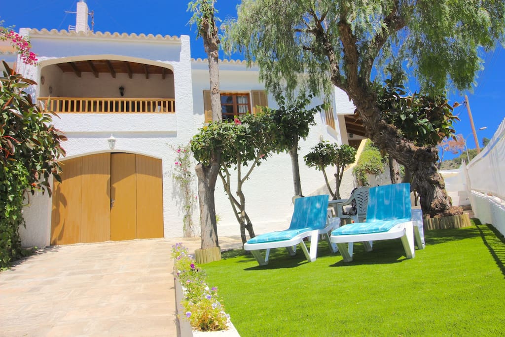 3 bedrooms, 2 bathrooms, garden, pool and beach!