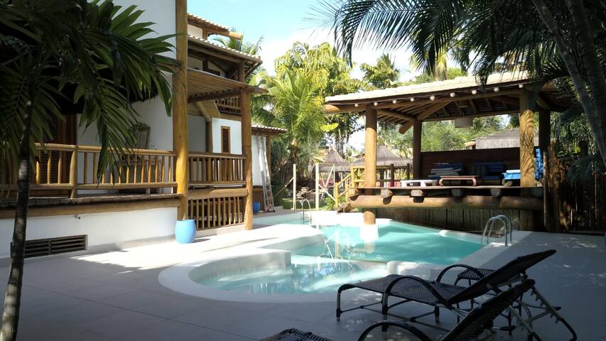 Confortável apto com mezanino na Praia do Forte