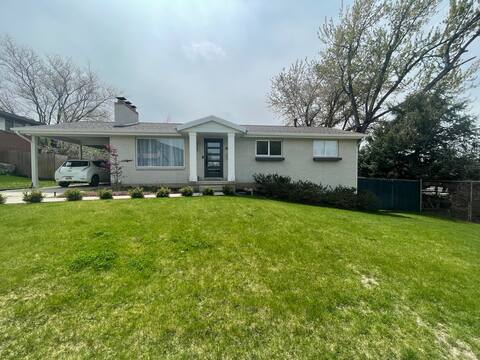 Fun 2 bedroom apt - very spacious and comfortable