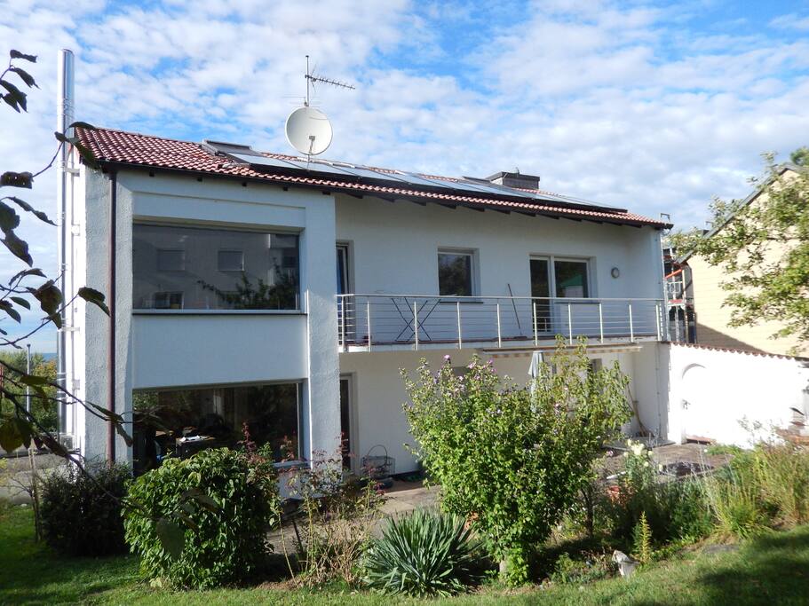 Blick auf das Haus 1. Stock rechts ist das Zimmer