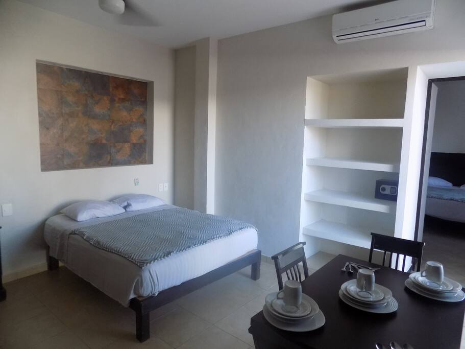 Suite para 6 personas . 2 Dormitorios en la recamara 2 camas quuen size y en la parte del espacio de la cocina 1 cama queen size