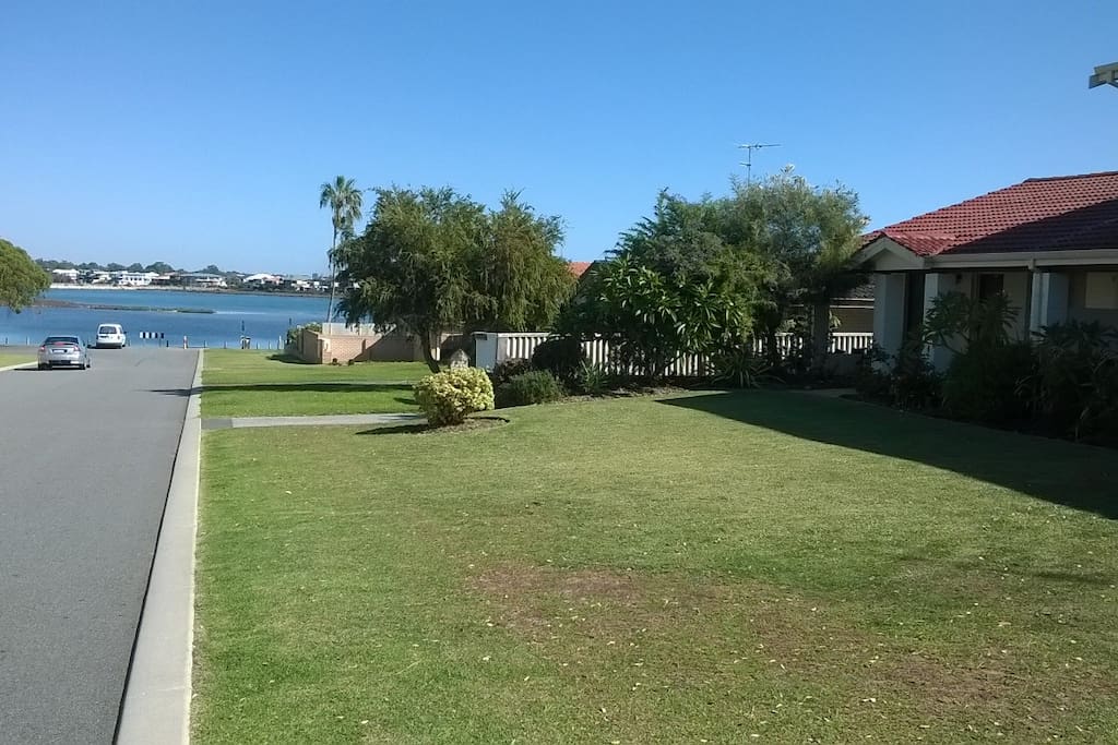 Beautiful Estuary views from front of townhouse and dolphins frequently come in close...there is nice footpath to meander into town. Pelicans and other water bird life inhabit the bird sanctuary island seen in view.