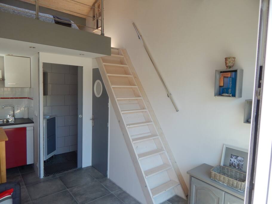 Chambre en mezzanine 3 couchages possibles (2 vrais lits).