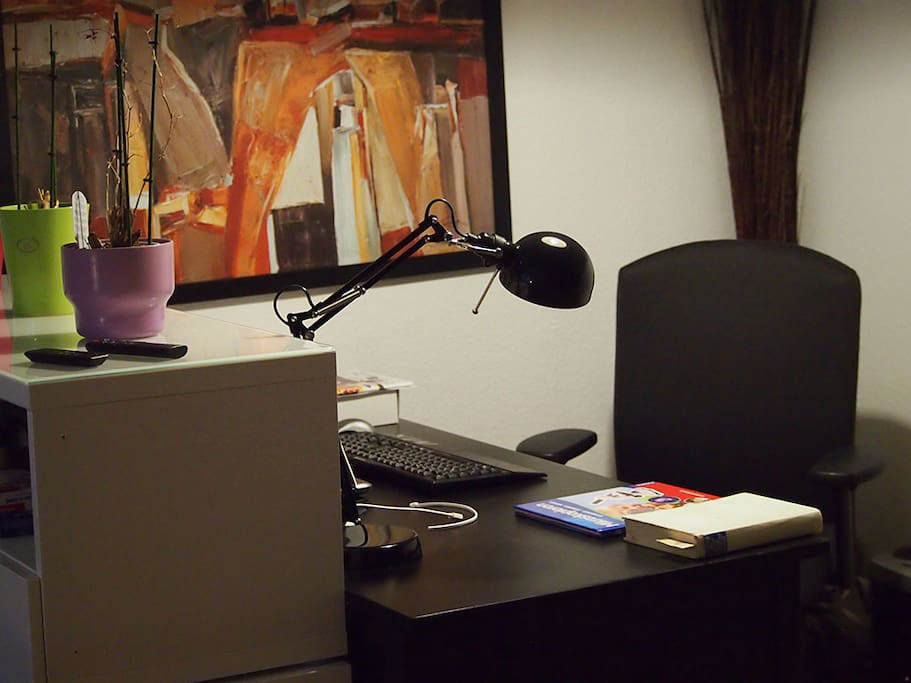 Arbeitsplatz mit Licht, Maus und Tastatur