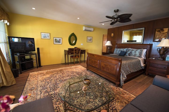 This bedroom has a double armoire behind it, positioning the bed so that it directly faces the ocean and also providing a nice changing area with its lovely ensuite bathroom. In the sitting area you can enjoy your own TV or some private down time.
