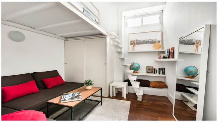 Druga spavaća soba s modernim, prostranim krevetom na kat i klima-uređajem. Kauč se može koristiti i kao krevet. Preklopljeno, ima površinu od 200 x 140 cm.