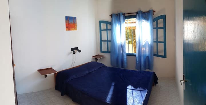 クローゼットとクイーンサイズベッドを備えたベッドルーム。