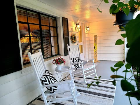 Charming, Parkview Cottage, King bed, 1 mi to I-81
