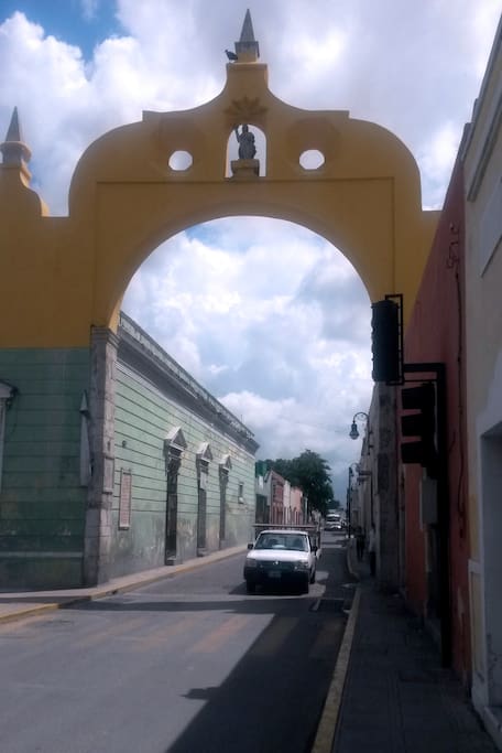 Arco de San Juan a pocos metros del departamento
