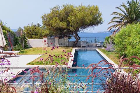 Charming villa with sea and pool access