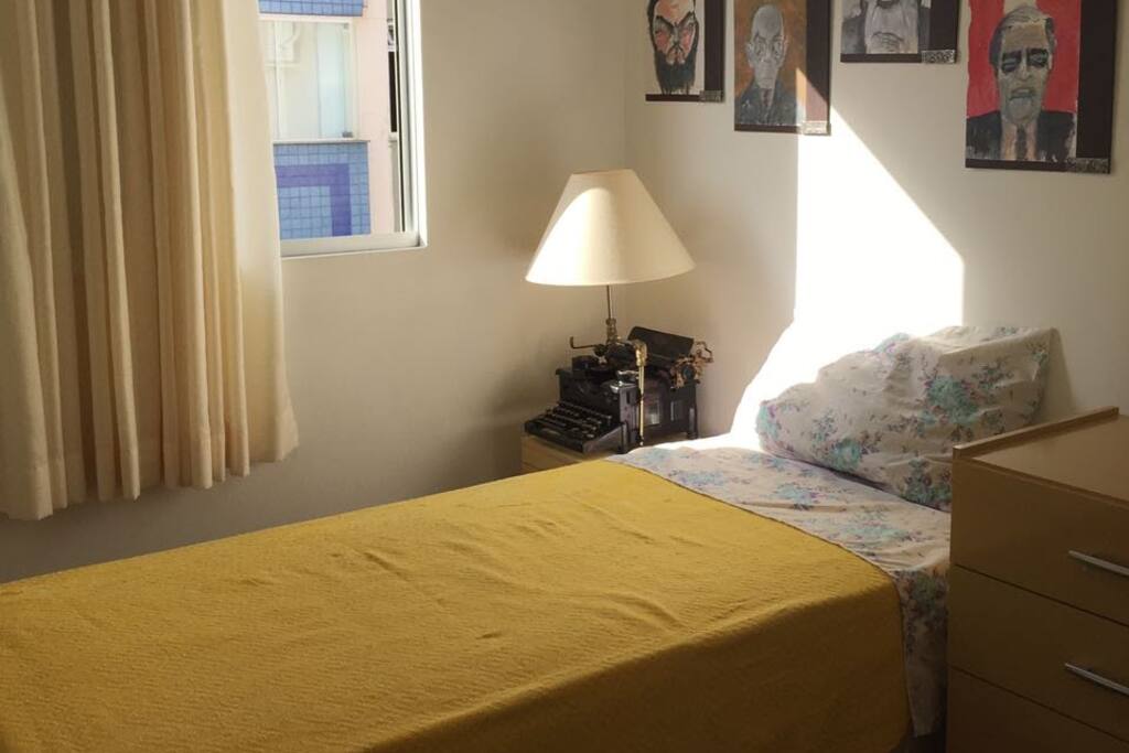 O quarto é inspirado em escritores celebres, como visto nas imagens nas paredes, e a luminária é uma antiga maquina de escrever.