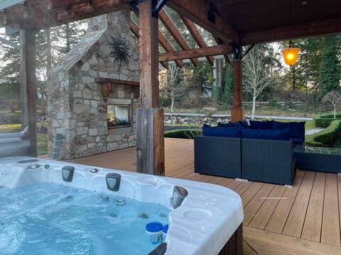9 bdrm home, sleeps 26 w/ hot tub/gym/theatre/bar