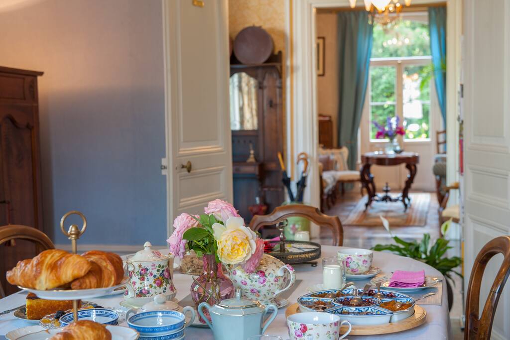 Moment privilégié à L'Oustal . Le petit déjeuner est inclus dans le prix. Chaque matin Sophie vous propose viennoiseries, pain frais, salade de fruits frais, jus d'Orange, confitures et yaourt maison
