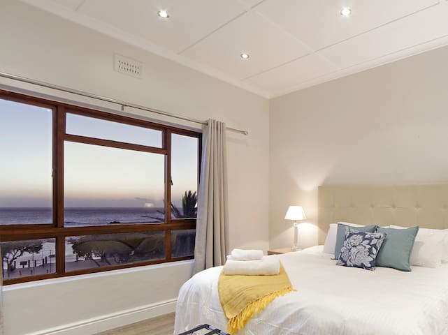 Camps Bay Beachfront 2 Bedroom Apartment