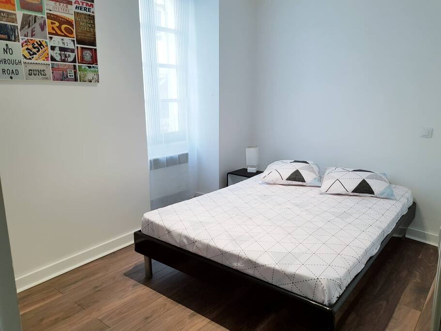 Chambre 1 avec placard mural