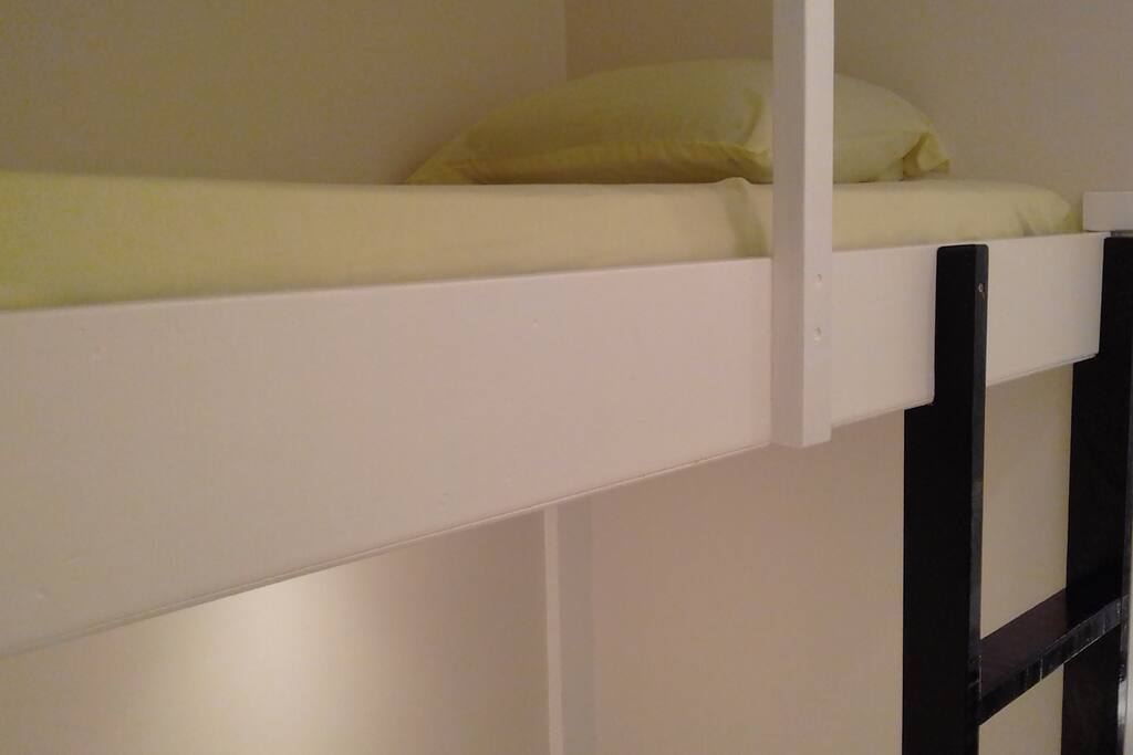 Quarto - cama e escada