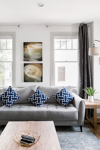 Three Story Home With Urban Courtyard Minutes to Downtown gallery image 2