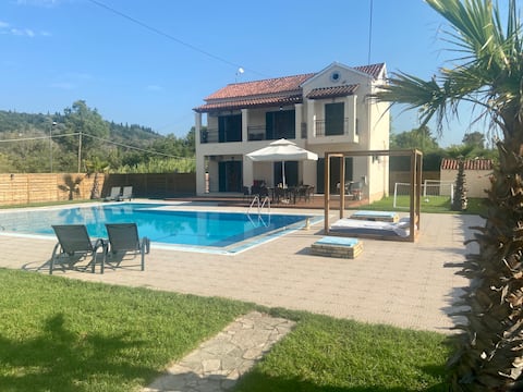 Huge Villa, Own Private Bar & Pool, Walk to Beach