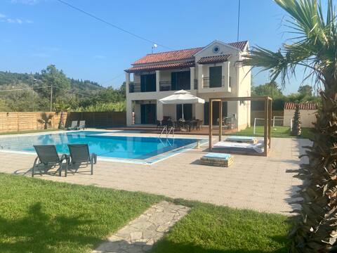 Huge Villa, Own Private Bar & Pool, Walk to Beach