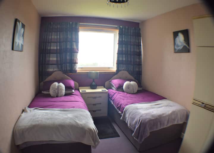 Fialová izba s oddelenými posteľami