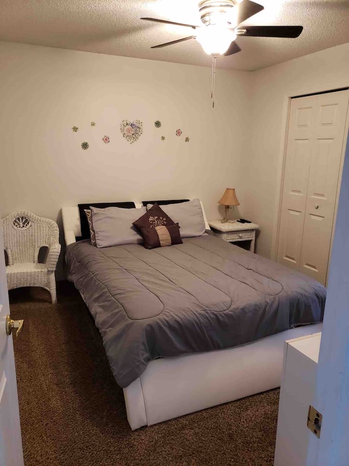 Спална соба 2 брачни кревета (широки 150-179 см)