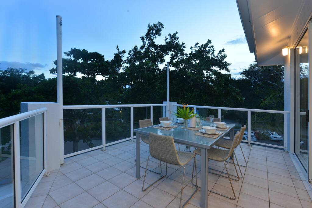 Alfesco Dining with Coral Sea Views