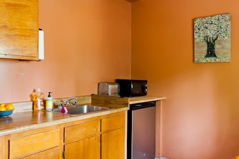 Top performing Airbnb: Sunset Park Garden Suite | Relaxing Yard in Los Angeles