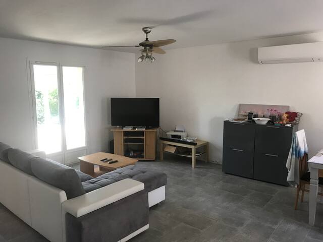 chambre privative  dans maison avec piscine