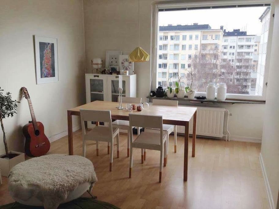 The studio has good space for dinner parties.