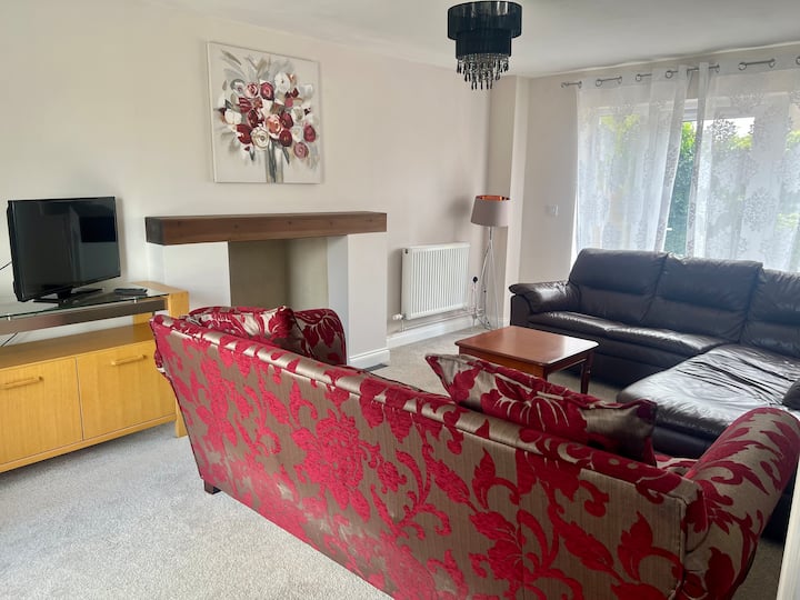 4 Bed Detached House - Sleeps 4 To 8 - Ipswich