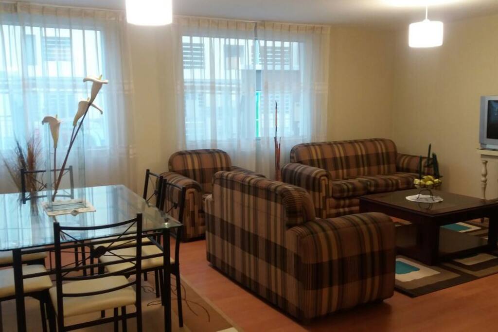 Sala y comedor con amplios ventanales