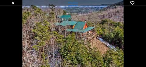 Mountaintop Lodge with Garage!! Incredible Views!!