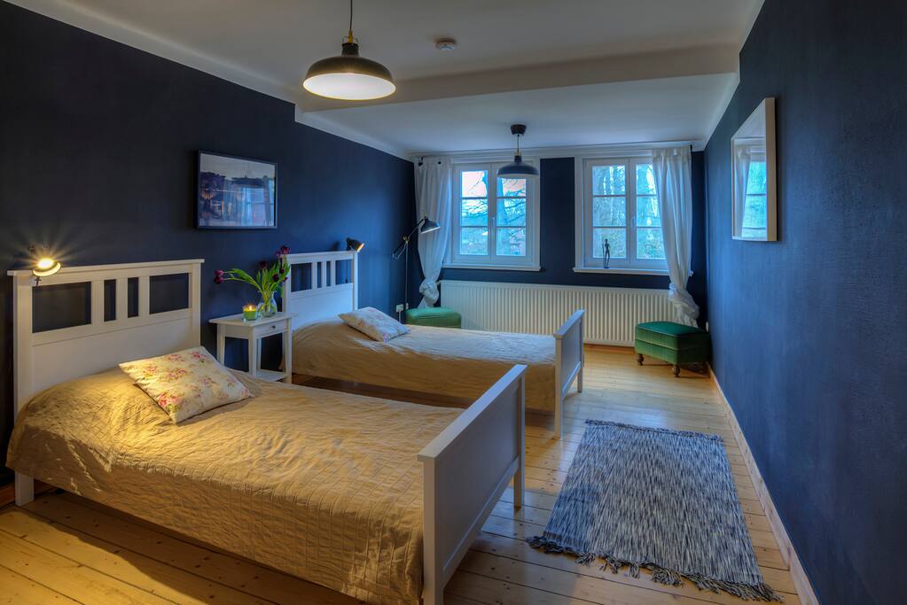 großes Zimmer vom Flur aus