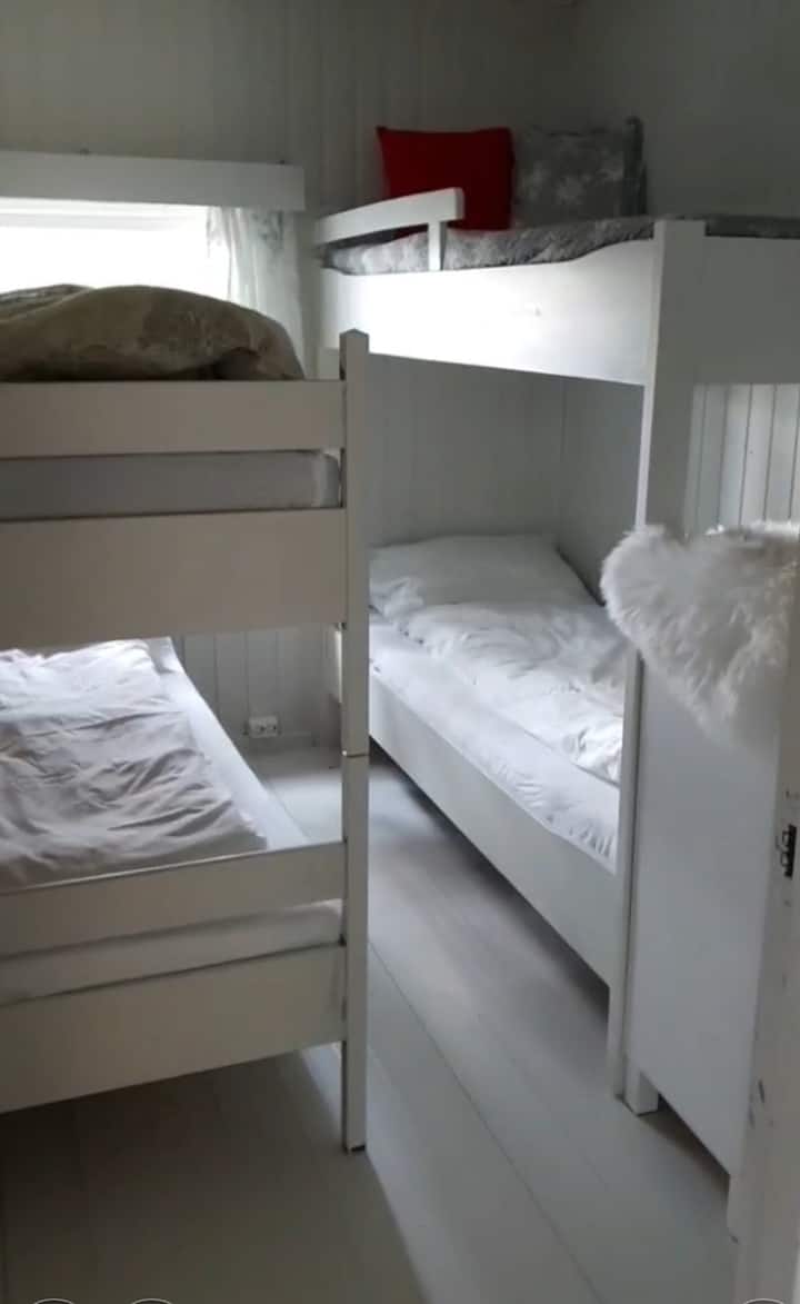 2号卧室配有四张床。 