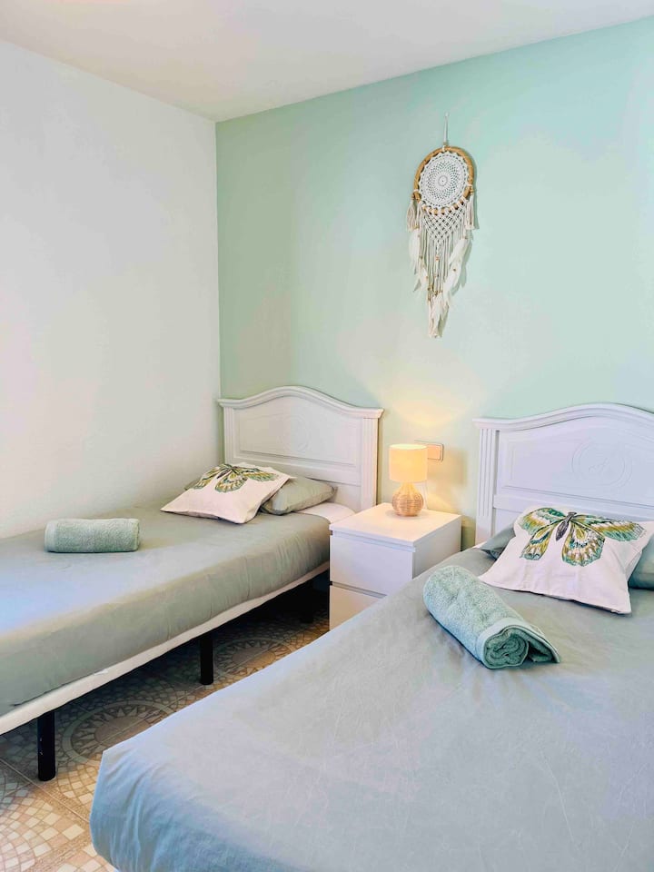 Спалня 3 на горния етаж с красива гледка към градината