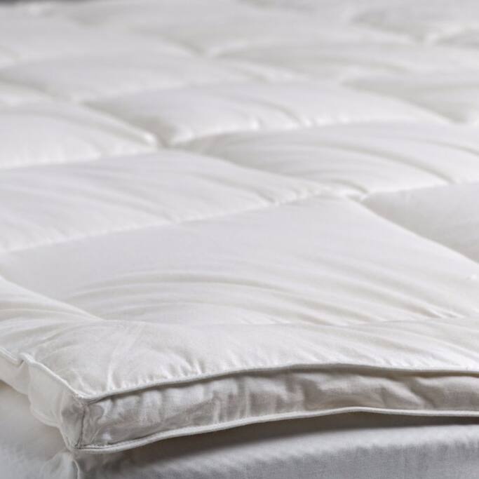 All beds include anti-bacterial premium mattress topper for comfort and hygiene (所有床铺均配有抗菌高档床垫,舒适卫生)