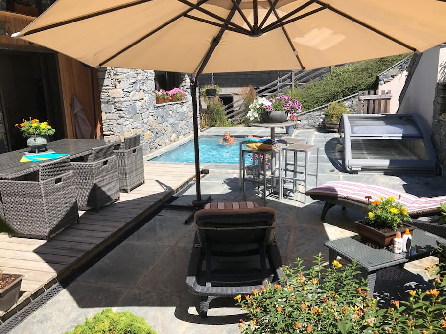salon, piscine et parasol