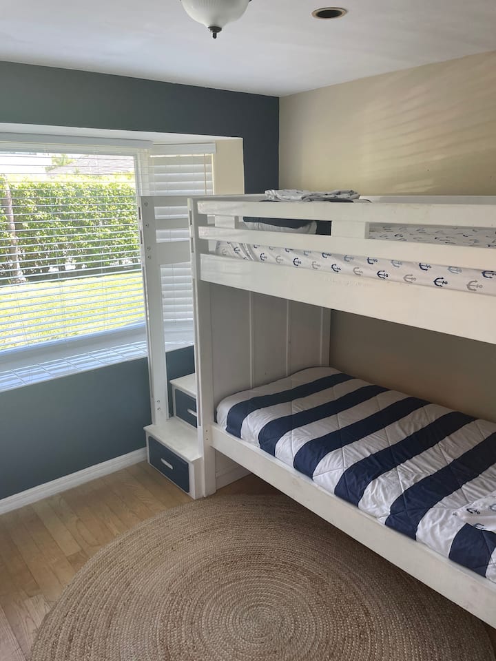 Chumba cha kulala 6 kilicho kwenye ghorofa ya 1. 