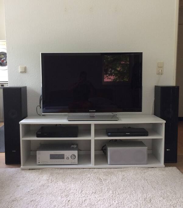 Digitales Fernsehen auf einem 46-Zoll-LED-Fernseher sowie DVD- und Bluray-Player und Dolbysurround-Anlage