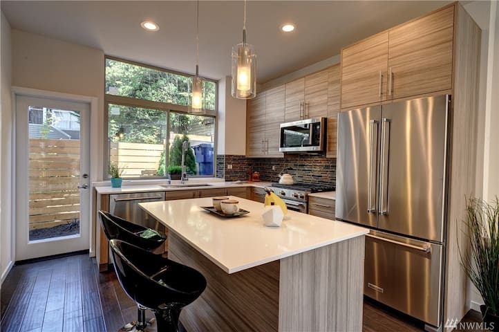 ⭐ Rooftop Views of the Space Needle, Sound, & City gallery image 4