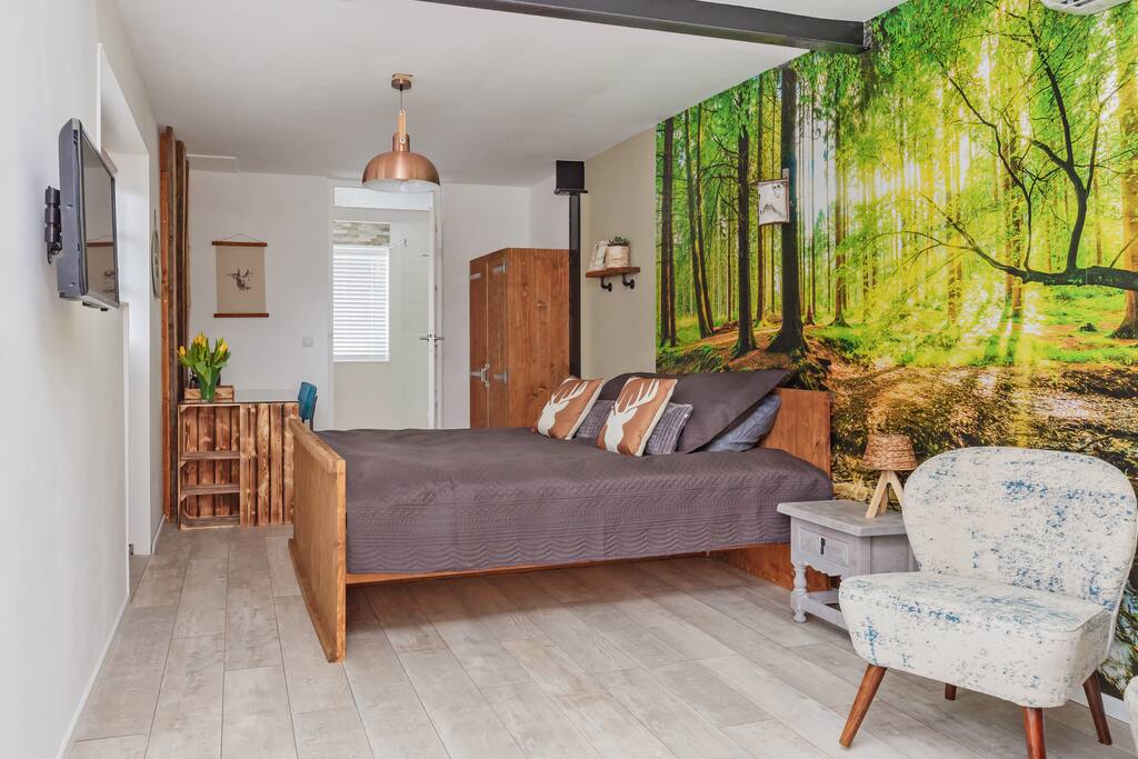 уютная комната с камином. румлес ижевск. комната в стиле леса. спальня в стиле лес. фотообои в спальню.