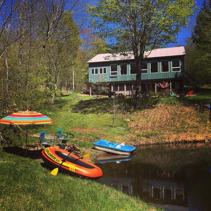Private Green Mountain getaway with pond. Houses for Rent in Ripton