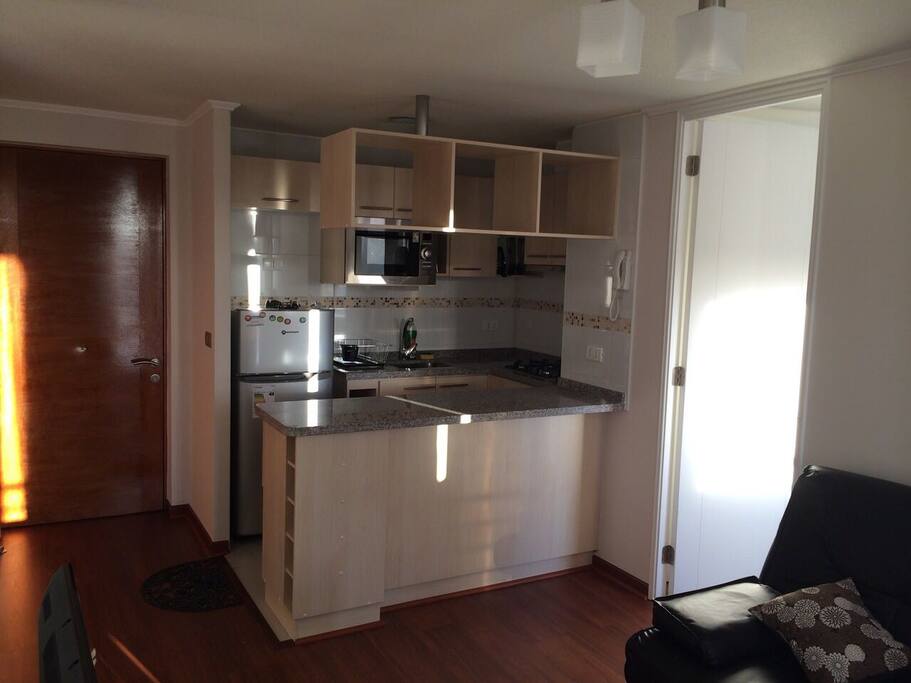 Cocina equipada
Mesa de comedor
Fogones
Horno
Utensilios de cocina
Hervidor eléctrico
Microondas
Nevera