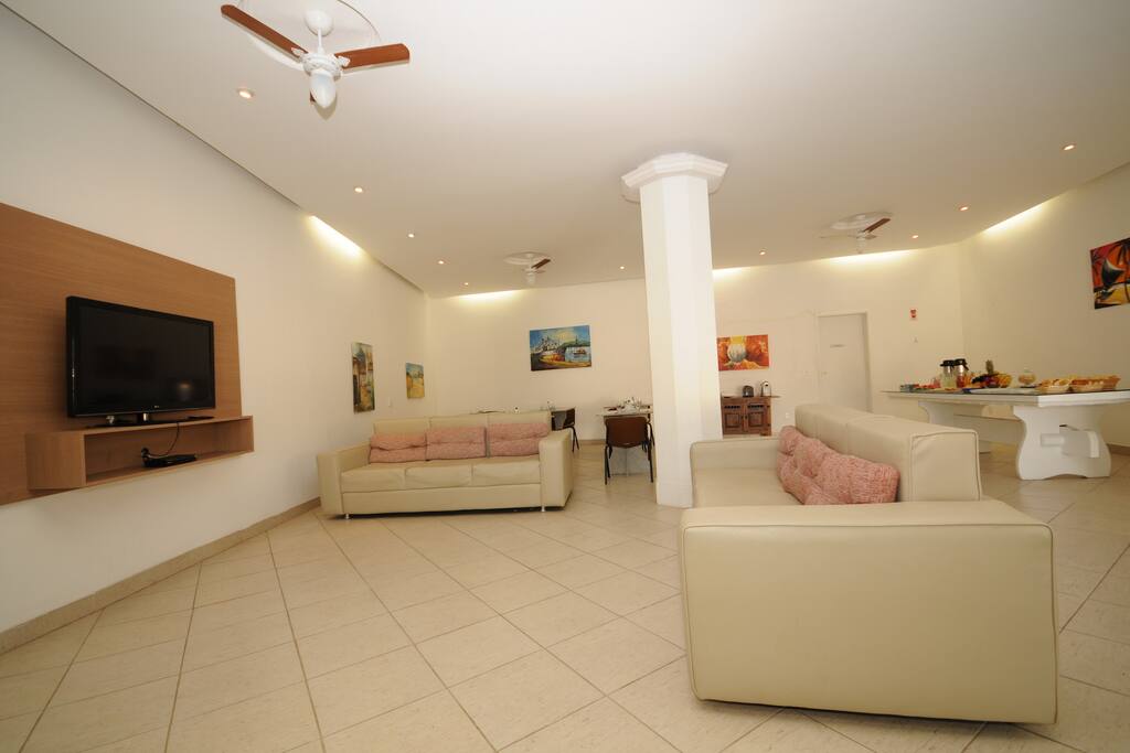 Sala de tv com tv a cabo