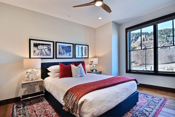 Third bedroom queen bed with ensuite bathroom.