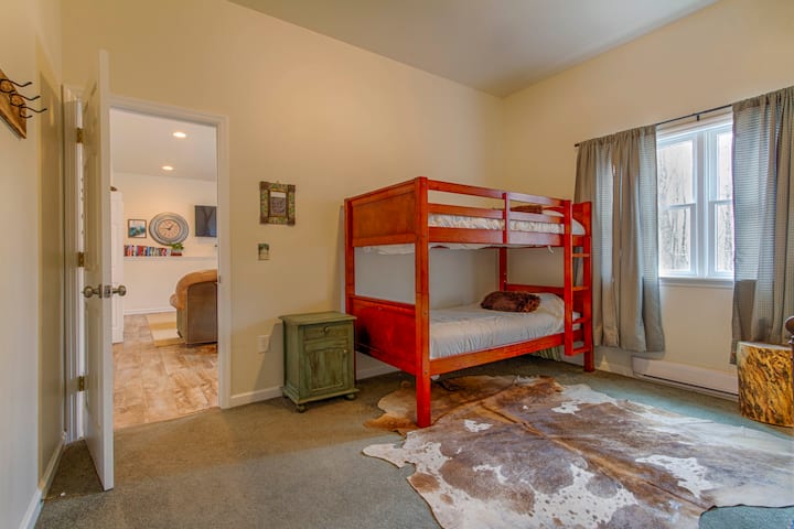 Спалня 5, долно ниво, 10 фута тавани. Двуетажно легло + дневно легло с дъно на трапезарията. Голям гардероб, чудесни слънчеви гледки.