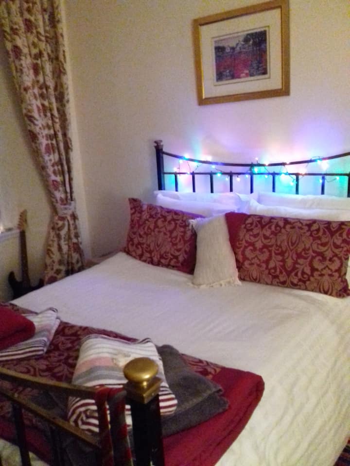 Double bedroom with 2 guest towels each and lovely goats milk guest soaps and shampoo bars from 'Love from Shetland'. The bedroom is heated but if you feel particularly cold there are spare blankets and hot water bottles available on request 