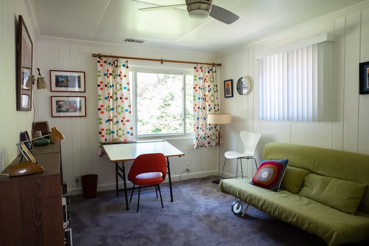 Втората стая е весело място за работа или почивка.  Този ретро стол на Saarinen може да бъде най - удобният в къщата.