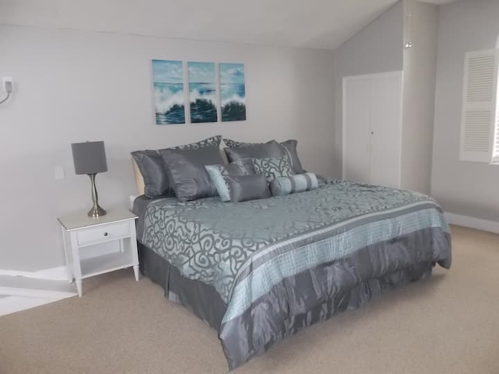 楼上配备2米宽双人床的客房卧室。